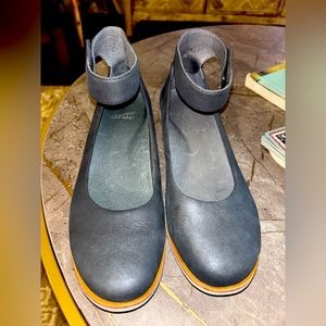 Dansko size 40 ballet flats with ankle strap